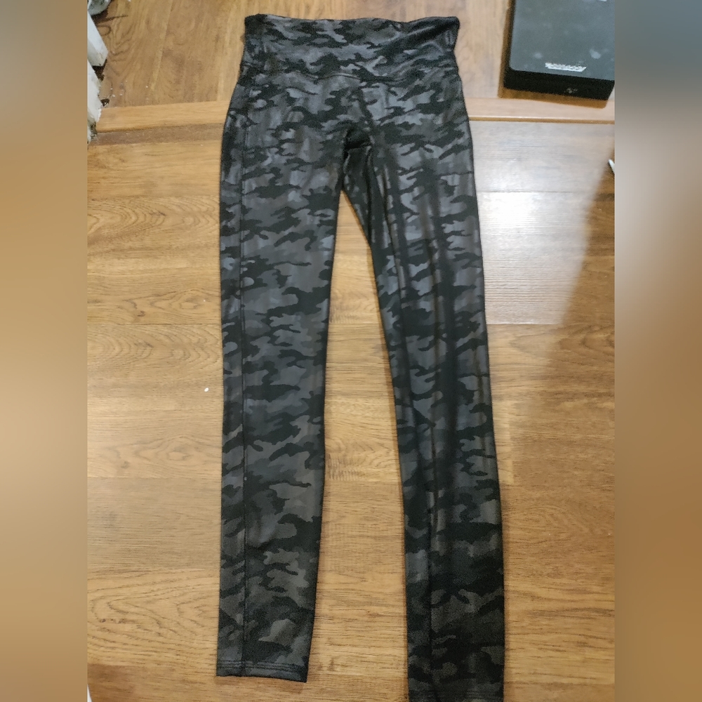 Spanx Women's Medium Leggings Black Camo Coated Shine Yoga Pants 27" Inseam